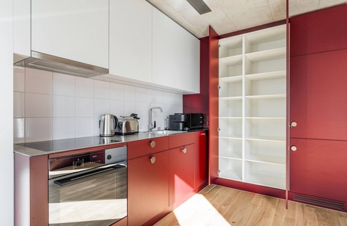 Center Apartment | Blueground | Saatlen, balcony, nr Zurich Zoo