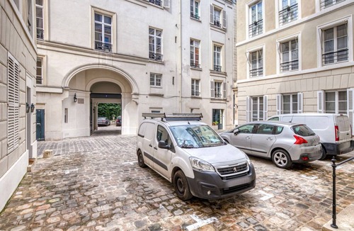 Saint-Thomas-d'Aquin Apartment | Blueground | Saint Germain des Pré, nr Seine