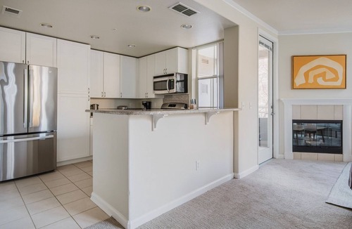 Central San Mateo Apartment | Blueground | San Mateo, pool & w/d, nr park