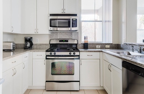 Central San Mateo Apartment | Blueground | San Mateo, pool & w/d, nr park