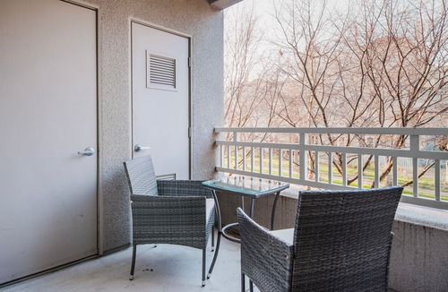 Central San Mateo Apartment | Blueground | San Mateo, pool & w/d, nr park