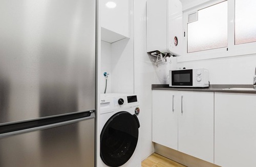 Sarria Apartment | Blueground | Sarrià, AC & balcony, nr Pedralbes