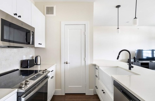 Scofield Farms Apartment | Blueground | Scofield Farms, pool, nr Walnut Creek Park
