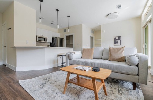 Scofield Farms Apartment | Blueground | Scofield Farms, pool, nr Walnut Creek Park