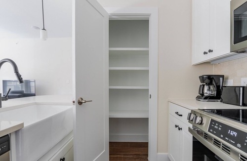 Scofield Farms Apartment | Blueground | Scofield Farms, pool, nr Walnut Creek Park