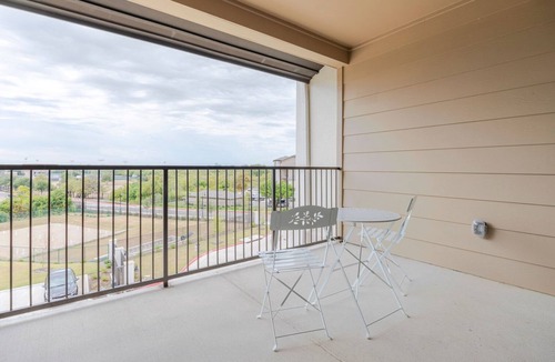 Scofield Farms Apartment | Blueground | Scofield Farms, pool, nr Walnut Creek Park