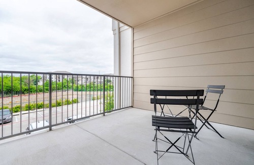 Scofield Farms Apartment | Blueground | Scofield Farms, pool, nr Walnut Creek Park