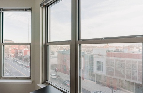 Shaw Apartment | Blueground | Shaw, pool & w/d, nr Convention Center