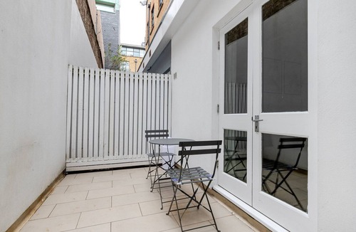 Spitalfields Apartment | Blueground | Spitalfields, terrace, nr St. Mary’s
