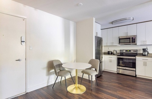 Sunnyvale Apartment | Blueground | Sunnyvale, pool, nr Murphy Park