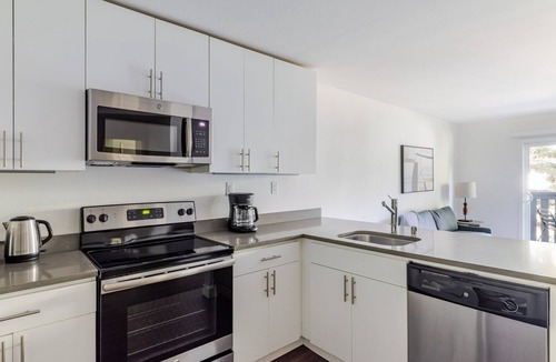 Sunnyvale Apartment | Blueground | Sunnyvale, pool, nr Murphy Park