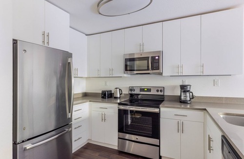 Sunnyvale Apartment | Blueground | Sunnyvale, pool, nr Murphy Park