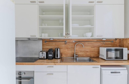 16th Arrondissement Apartment | Blueground | Trocadero, washer, nr embassies