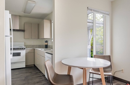 University District Apartment | Blueground | Univ Dist, pet area & elev, nr UW