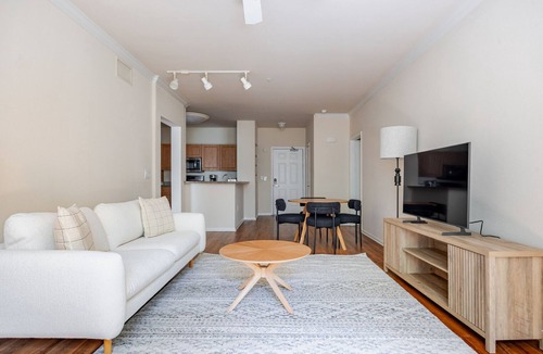 Marina del Rey Apartment | Blueground | Venice, pool & w/d, nr beach