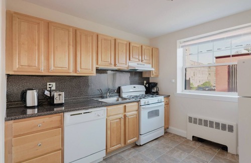 Central Square Apartment | Blueground | Ward Two, pool, nr Prospect Hill Park