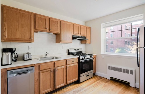 Central Square Apartment | Blueground | Ward Two, pool, nr Prospect Hill Park