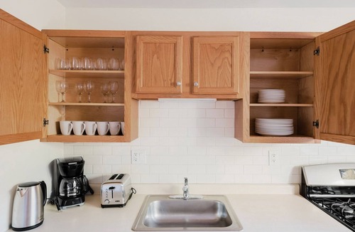 Central Square Apartment | Blueground | Ward Two, pool, nr Prospect Hill Park