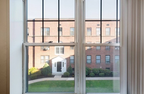 Central Square Apartment | Blueground | Ward Two, pool, nr Prospect Hill Park