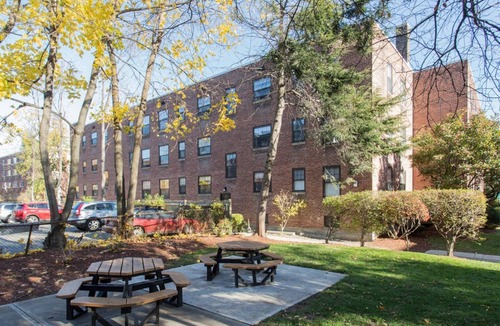 Central Square Apartment | Blueground | Ward Two, pool, nr Prospect Hill Park