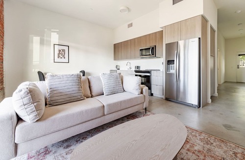 Alameda Apartment | Blueground | West Alameda, balcony, nr Alameda Beach