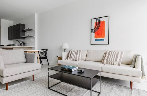 West Loop Apartment | Blueground | West Loop, pool & AC, nr Willis