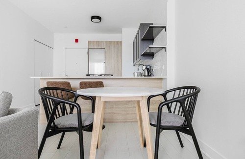 West Loop Apartment | Blueground | West Loop, pool & AC, nr Willis