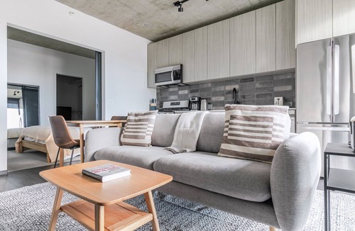 Near West Side Apartment | Blueground | West Loop, pool, nr Union Park