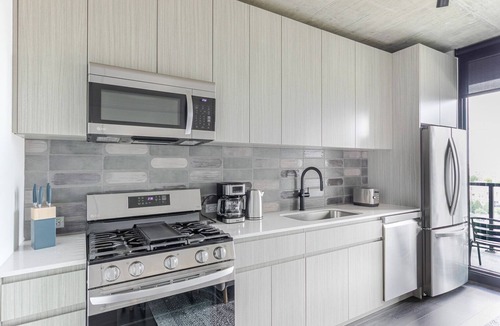 Near West Side Apartment | Blueground | West Loop, pool, nr Union Park