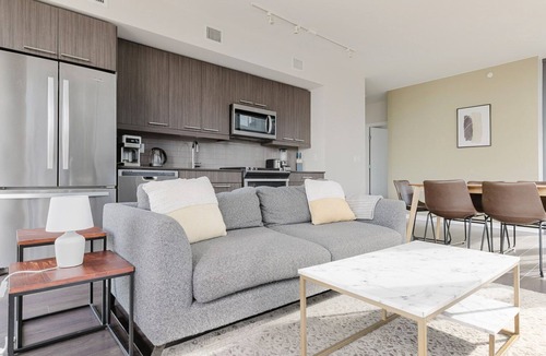 West Loop Apartment | Blueground | West Loop, pool, nr Union Park