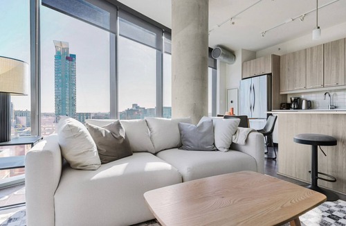 West Loop Apartment | Blueground | West Loop, pool, nr Chicago River