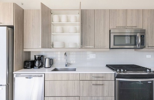West Loop Apartment | Blueground | West Loop, pool, nr Chicago River