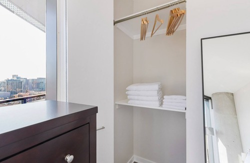 West Loop Apartment | Blueground | West Loop, pool, nr Chicago River