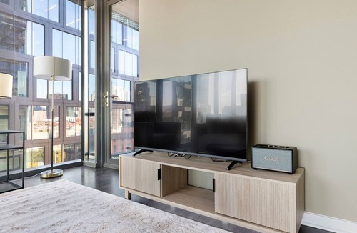 West Loop Apartment | Blueground | West Loop, pool, nr Grant Park