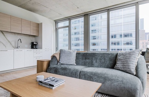 West Loop Gate Apartment | Blueground | West Loop, rooftop pool & gym