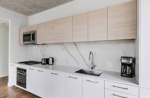 West Loop Gate Apartment | Blueground | West Loop, rooftop pool & gym