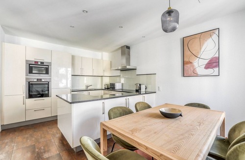 Alt-Wiedikon Apartment | Blueground | Wiedikon, balcony & w/d, nr market