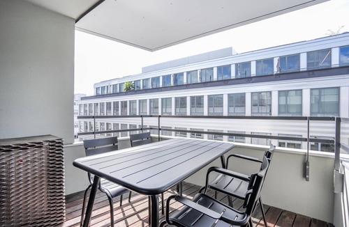 Alt-Wiedikon Apartment | Blueground | Wiedikon, balcony & elev, nr market