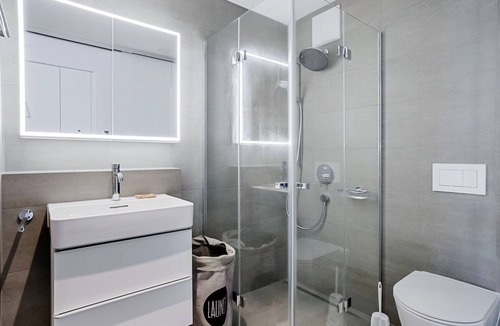 Langstrasse Apartment | Blueground | Wiedikon, blcny, elev, w/d, nr market