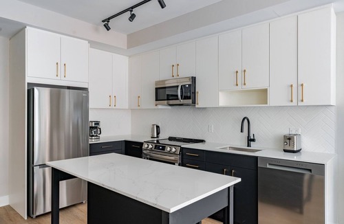 Woodmont Triangle Apartment | Blueground | Woodmont, pool & w/d, nr Bethesda Row