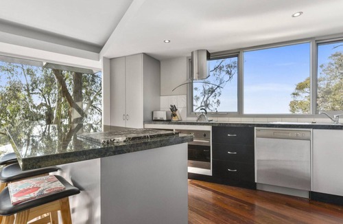 Lorne House | Bluegums@Lorne - Elevated Views with WIFI