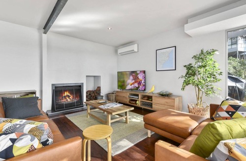 Lorne House | Bluegums@Lorne - Elevated Views with WIFI