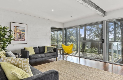 Lorne House | Bluegums@Lorne - Elevated Views with WIFI