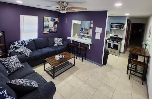 Central Arlington House | Blues Bar 10 beds BBQ Pit Walk 2 Stadiums!