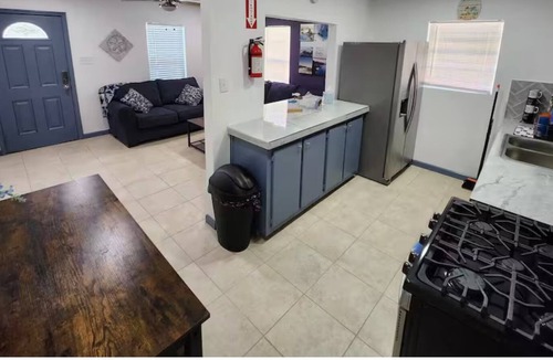 Central Arlington House | Blues Bar 10 beds BBQ Pit Walk 2 Stadiums!