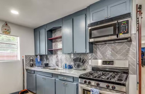 Central Arlington House | Blues Bar 10 beds BBQ Pit Walk 2 Stadiums!