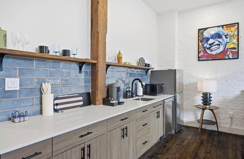 Downtown Jacksonville Apartment | Blues Wing at Raven Hotel - Pool OnSite Parking
