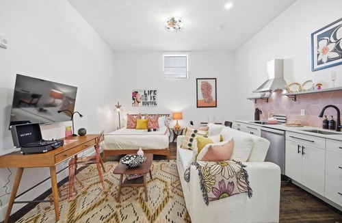 Downtown Jacksonville Apartment | Blues Wing at Raven Hotel - Pool OnSite Parking