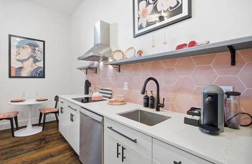 Downtown Jacksonville Apartment | Blues Wing at Raven Hotel - Pool OnSite Parking