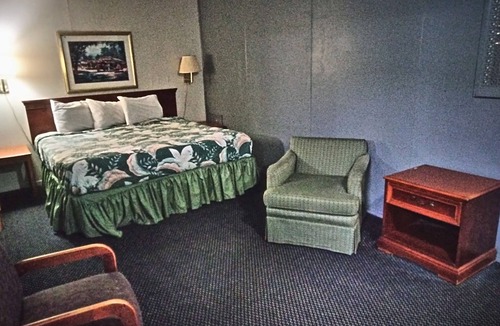 El Dorado Hotel | Blueway Inn & Suites El Dorado-Deluxe 1 King Bed Non-Smoking